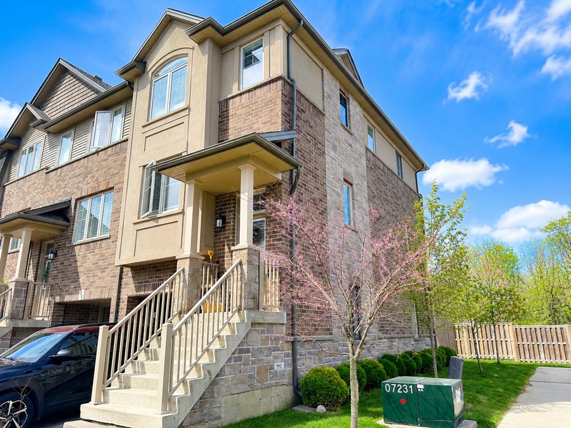 BEAUTIFULLY MAINTAINED END-UNIT TOWNHOME IN ANCASTER!